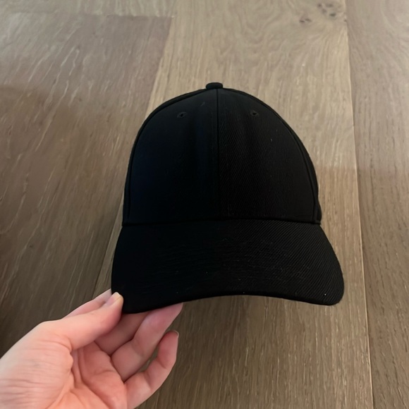 Aritzia Accessories - TNA black trucker hat